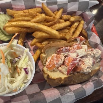 Schooner's Restaurant - Lobster Roll - Seafood Near Me - Hull, Massachusetts