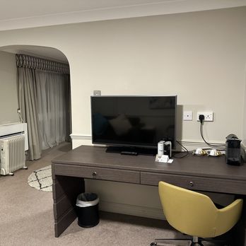 DoubleTree by Hilton York - King Junior Suite Living area with TV - Hotels Near Me - York, YOR