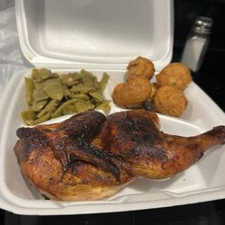 Buddy’s bar-b-q - Chicken plate with green beans and hush puppies