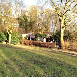 Altonas Balkon - Wiese mit Ausblick auf Köhlbrandbrücke und Elbe.