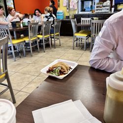Taqueria La Hidalgo De Rio - Pedí unos tacos , y venían con un pelo envuelto y la chica en vez de retirar el plato , lo dejo ahí y ni una disculpa ni nada ofreció.