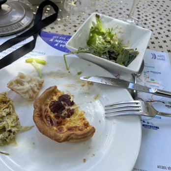 Monument Café Château d'Angers - Pork quiche and small green salad - French Near Me - Angers, 49 Monument Café Château d'Angers - Pork quiche and small green salad - French Near Me - Angers, 49