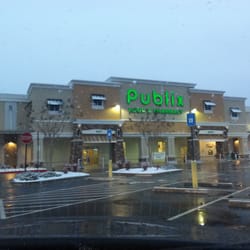 Publix Friendship Springs Village - Front on a snowy evening
