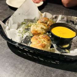 Famous Monster Pizza - Garlic knots
