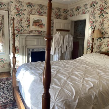 Spread Eagle Tavern & Inn - Jefferson Suite. - New American Near Me - Hanoverton, Ohio