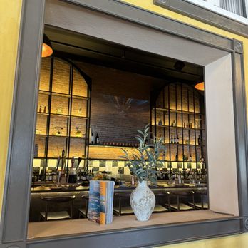 L’Oro Di Napoli - Dining area looking into bar - Italian Near Me - Petaluma, California