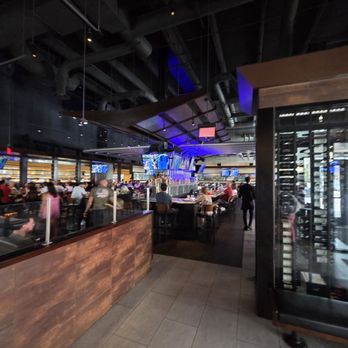 Yard House - Entrance - New American Near Me - Kansas City, Missouri