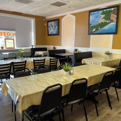 Pupuseria Doña Oti - Clean, plenty seating