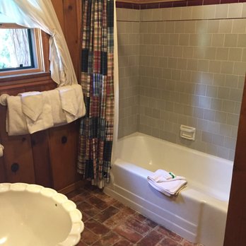 Arrowhead Pine Rose Cabins - Bathroom - Venues & Event Spaces Near Me - Twin Peaks, California Arrowhead Pine Rose Cabins - Bathroom - Venues & Event Spaces Near Me - Twin Peaks, California