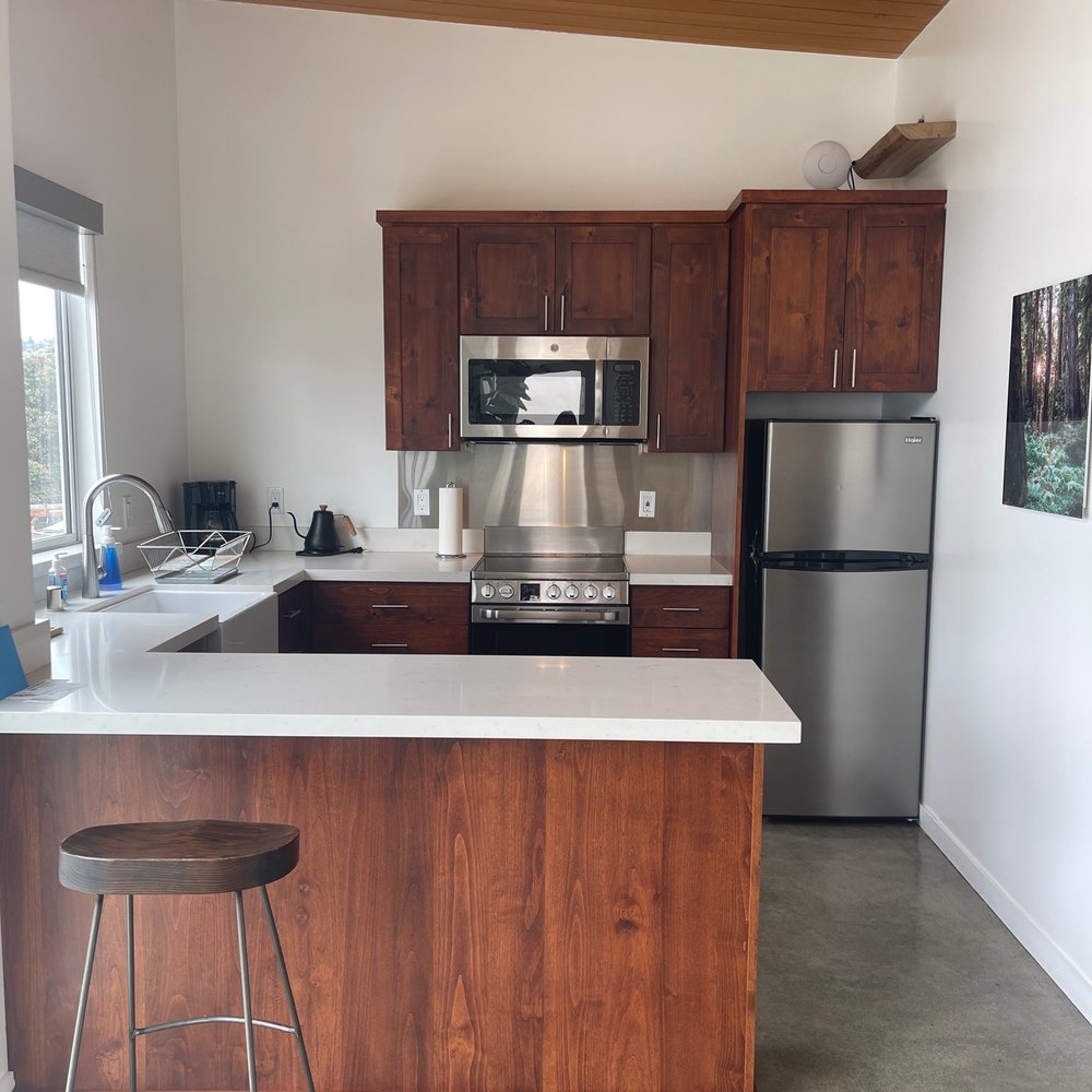 The Anchor Inn - Clean kitchen area - fully loaded with all your cooking needs. - Hotels Near Me - Pacifica, California The Anchor Inn - Clean kitchen area - fully loaded with all your cooking needs. - Hotels Near Me - Pacifica, California