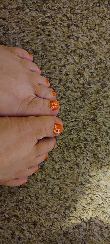 Famous Nails Logo