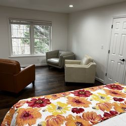 Del-Ray's Consignment & Resale Shop - 3 leather chairs and a king bed