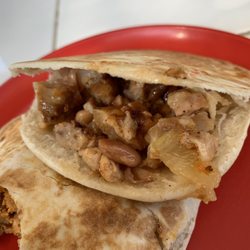 Punto Y Coma Gorditas - Gordita de chicharrón prensado.. súper buena. $20