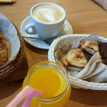 Farggi Borne - Jugo de naranja, café con leche, palmerita cpn chocolate y croissant con chocolate - Ice Cream & Frozen Yogurt Near Me - Barcelona, B
