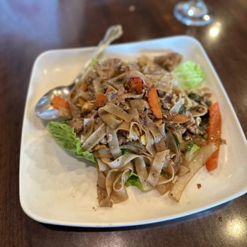 Royal Thai Cafe - a plate of noodles with meat and vegetables - Thai Near Me - Kailua Kona, Hawaii Royal Thai Cafe - a plate of noodles with meat and vegetables - Thai Near Me - Kailua Kona, Hawaii