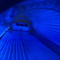 Dustylynn Wellness & Spa - Experience the inside of the Q18 tanning bed (Dark Blue)