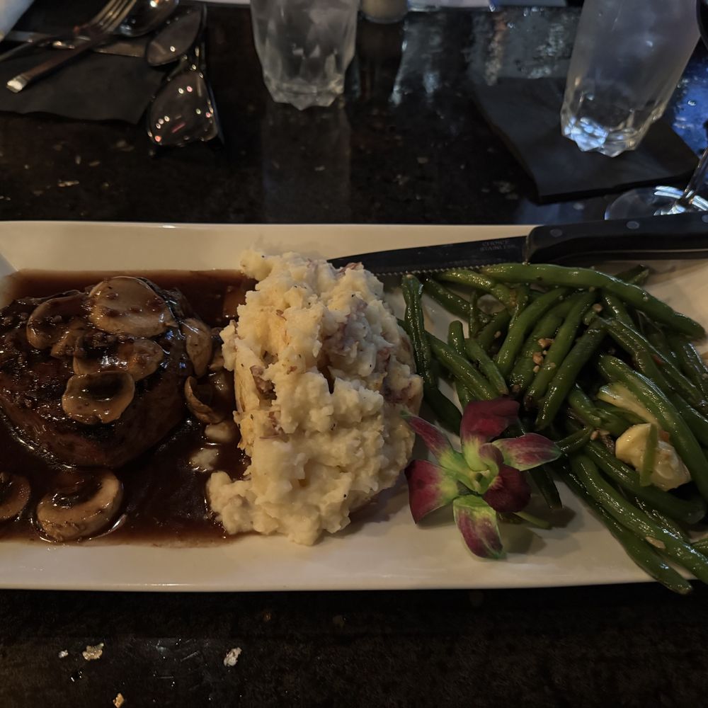 The Filet, with garlic mashers and green beans. The Filet, with garlic mashers and green beans.