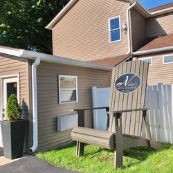 Nader’s Motel and Suites - Take a photo in the big Adirondack chair at Nader's