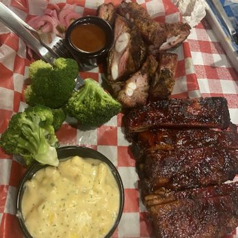 Famous Dave's Bar-B-Que - Barbeque Near Me - Roseville, Michigan Famous Dave's Bar-B-Que - Barbeque Near Me - Roseville, Michigan