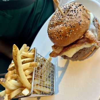 Yard House - BBQ Bacon Cheddar Burger (sub: Swiss cheese) - Vegetarian Near Me - Burbank, California Yard House - BBQ Bacon Cheddar Burger (sub: Swiss cheese) - Vegetarian Near Me - Burbank, California