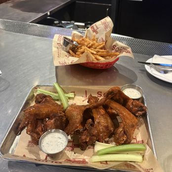 Bludso's BBQ - smoked chicken wings and seasoned fries - Barbeque Near Me - Los Angeles, California Bludso's BBQ - smoked chicken wings and seasoned fries - Barbeque Near Me - Los Angeles, California