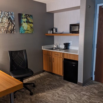 SpringHill Suites Boise ParkCenter - Work desk and wet bar at the SpringHill Suites Boise ParkCenter - Hotels Near Me - Boise, Idaho SpringHill Suites Boise ParkCenter - Work desk and wet bar at the SpringHill Suites Boise ParkCenter - Hotels Near Me - Boise, Idaho