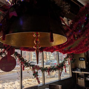 Red Cow Uptown - Table decorations - Burgers Near Me - Minneapolis, Minnesota