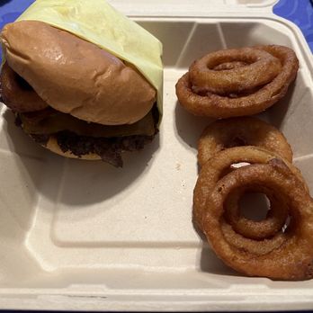 Retro B's - Western Burger with a side of Onion Rings - Food Trucks Near Me - Longview, Washington