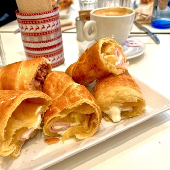 Evelia - Tray of ham and cream cheese pastries - Desserts Near Me - Madrid, M