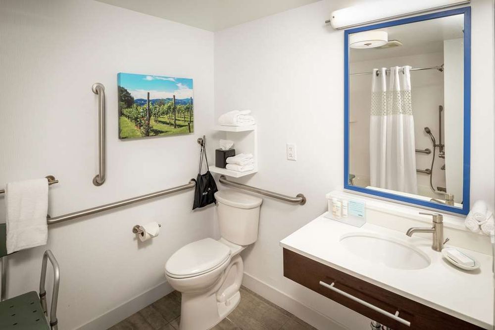 HAMPTON INN LONG ISLAND/COMMACK - 109 Photos & 46 Reviews - 680 Commack ...