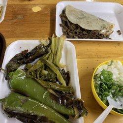 El Compa Victor - Chiles, cebolla, y un taco de Chile preparado