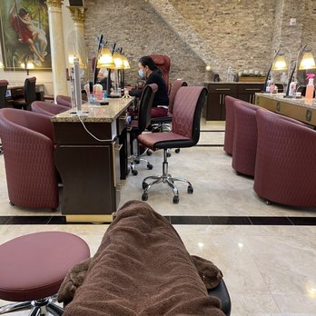 Anthony Vince' Nail Spa - Lots of manicure stations - Nail Salons Near Me - Tigard, Oregon