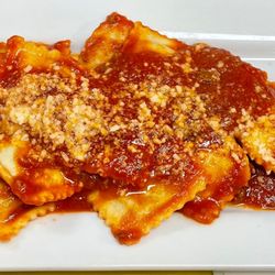 Picciocchi's Pasta - Meat ravioli with bolognese