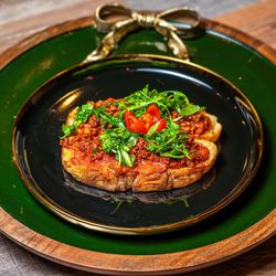 El Andaluz - Tostada Española,Sofrito de tomate,aceite oliva,chorizo,cantipalo y manchego