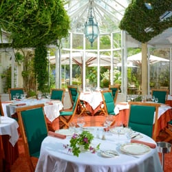 Les Fuchsias - Restaurant - la véranda qui regarde la terrasse et le jardin