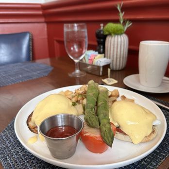 Café du Parc - Eggs Benedict with Canadian Bacon - French Near Me - Washington, DC, District of Columbia Café du Parc - Eggs Benedict with Canadian Bacon - French Near Me - Washington, DC, District of Columbia