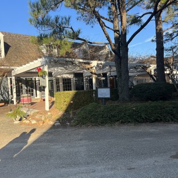 The Williamsburg Winery - Pretty tavern - Hotels Near Me - Williamsburg, Virginia