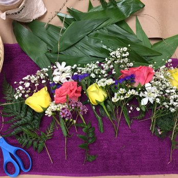 The Pineapple Patio - My pretty little flowers all lined up and ready to wrap - Venues & Event Spaces Near Me - Honolulu, Hawaii