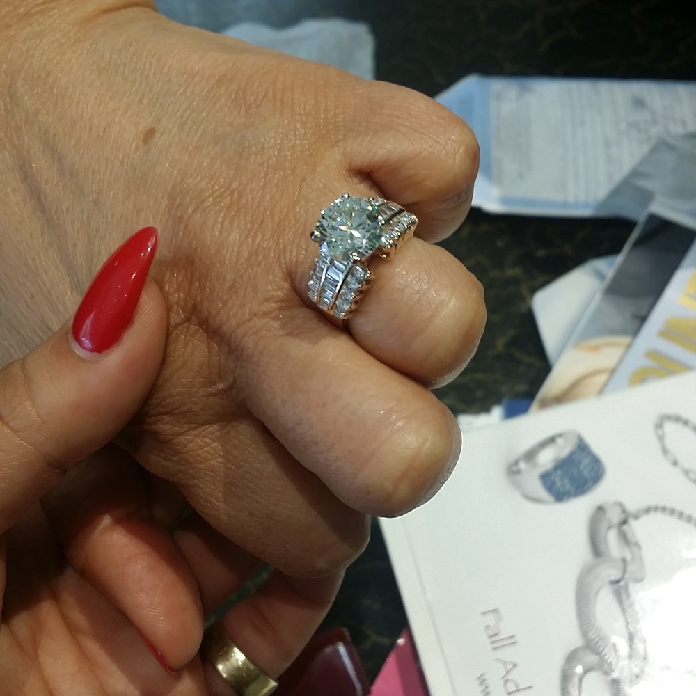 My mom's beautiful hand nd ring . Talk about FLAWLESS... NOW this is a ring to have pictures of ;)