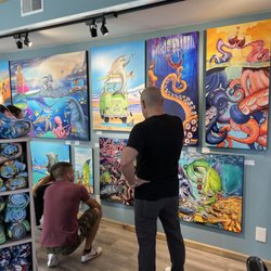 Steve Diossy Marine Artist - Steve Diossy explaining the meaning and details behind "Sharkys Diner" to collectors
