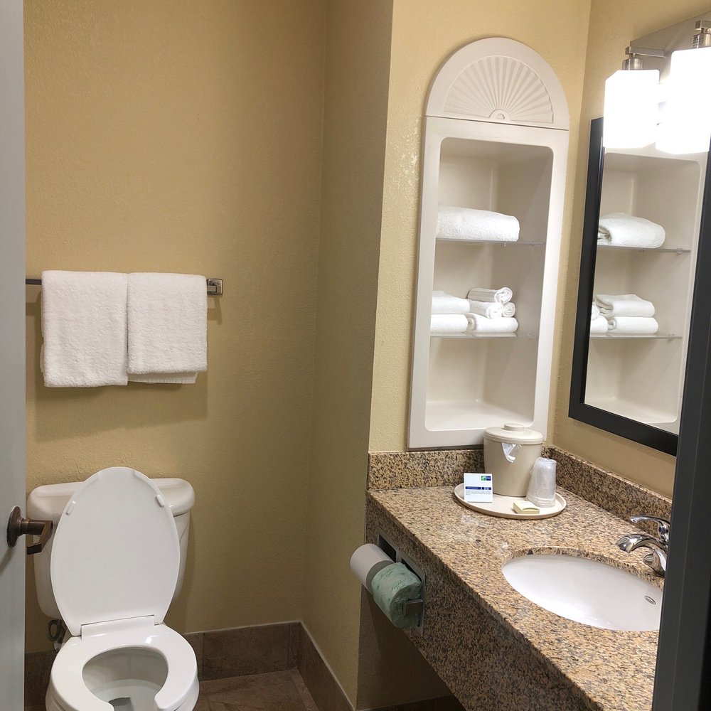 Holiday Inn Express Clanton - Bathroom - Hotels Near Me - Clanton, Alabama Holiday Inn Express Clanton - Bathroom - Hotels Near Me - Clanton, Alabama