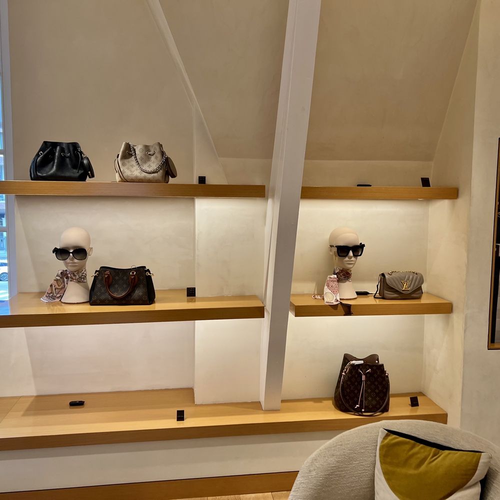 Louis Vuitton - Some bags sunglasses and belts - Women's Clothing Near Me - Deauville, 14