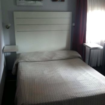 Hotel Aaron - Clean bed, head lamp with switch on both sides, outlet next to bed - Hotels Near Me - Mestre, VE