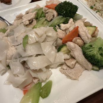 Chen's Family Dish - Gluten Free Chicken Chow Fun - Chinese Near Me - Salem, Oregon