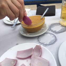 Cofradia de Pescadores - Castillo del Romeral - Gofio (hier aus Mais) mit Zwiebellöffeln