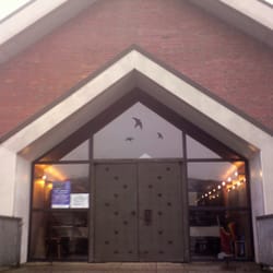 Versöhnerkirche - Trutzig bewehrt verbirgt sich hinter den Bronzetüren eine warme Stätte der Andacht