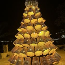 The Grand Bliss - Árbol navideño en beach land