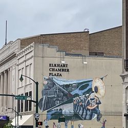 Gateway Cellar Winery - Mural in town
