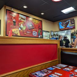 Pizza Inn - Ambiance