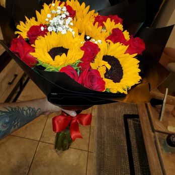 Mia Flower Shop - Roses and sunflowers bouquet - Florists Near Me - Las Vegas, Nevada Mia Flower Shop - Roses and sunflowers bouquet - Florists Near Me - Las Vegas, Nevada